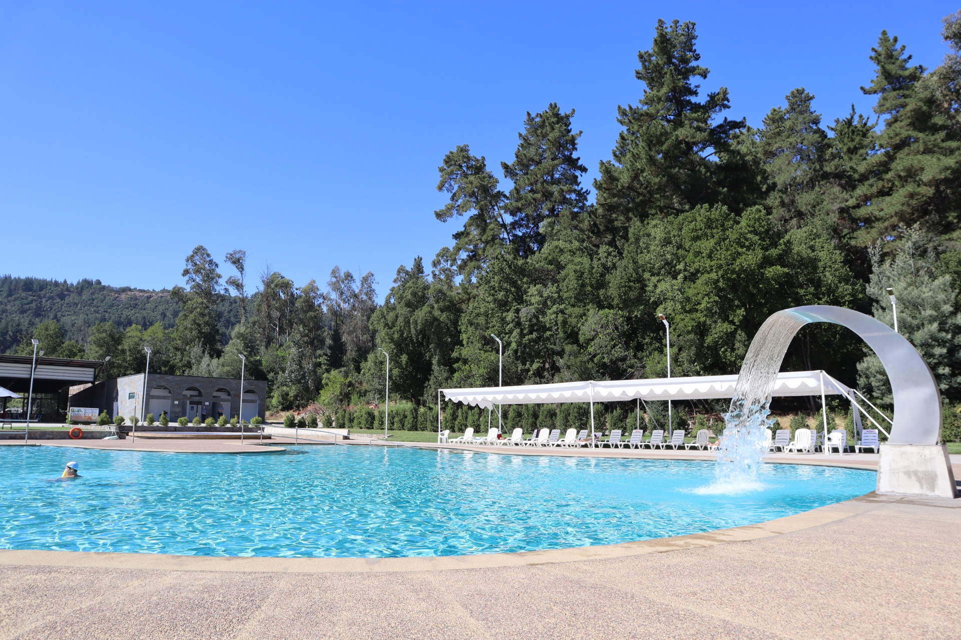 Piscina rodeada de jardines en el Gran Hotel Quinamávida